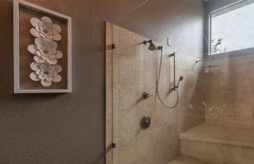 Serene POOL & Firepit in Stunning Home By Airport - Foto 48