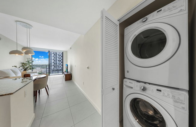 Downtown Doral Condo w-Free Parking - Foto 93