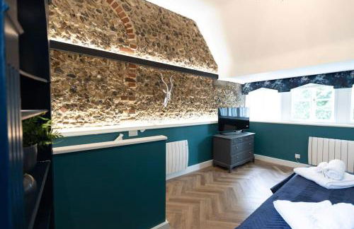 Central Medieval Grid Unique home with Gated parking - Foto 16