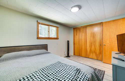 Prudenville Family Home with Game Room and Fire Pit! - Foto 9