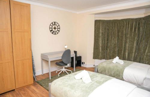 Large 4 Bedroom House Near Heathrow and M4 Free Parking - Foto 40