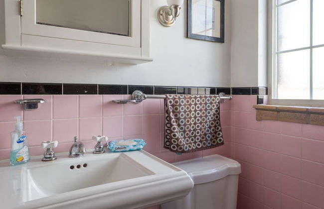 The Retro Escape City Park Hot Tub & Movie Theater - Foto 17