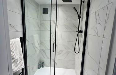 Charmandene - Luxury 5 Bed with Pool and Gated Parking - Foto 38