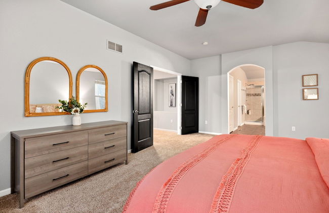 Spacious Home W/ Fun Amenities | Lake & Mtn Views - Foto 4