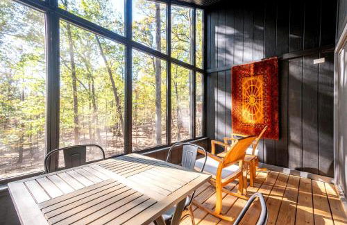 Modern Forest Cabin with Hot Tub, Screened Porch & Resort Access Near Hedgesville, WV - Foto 5