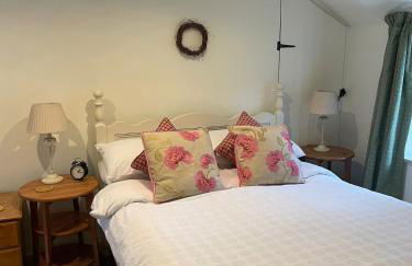 Cosy River Cottage in Brecon with a Fireplace - Photo 18