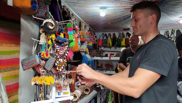 Bogotá Wayuu Backpack Workshop - Photo 5, Choose a souvenir keychain
