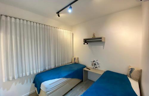 Fabuloso flat 241, Amarílis, Riviera de São Lourenço 3 Piscinas climatizadas carregador veiculo eletrico 2 quartos sendo uma suíte internet 500mb Adega, cozinha equipada completa, serviço de praia fim de semana limpeza trocas de toalhas, - Foto 8