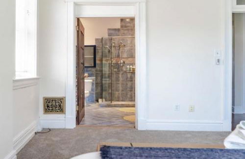 7BR Luxury Living 1st Floor Primary ABODEbucks - Foto 30