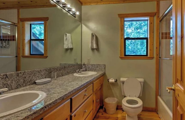 Black Bear by Avantstay Spacious Viking Lodge in Tahoe Donner w/ Game Room & Hot Tub! - Photo 43