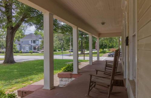 Wrap-Around Porch Uptown Stay-Pets Welcome! - Foto 33