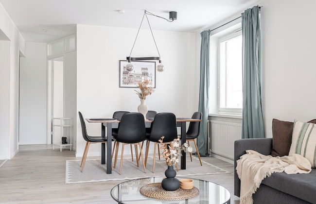 Spacious Downtown Apt with Balcony that Hosts 10 - Foto 5