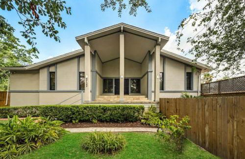 Waterfront oasis with private pool, game room, fire pit and volleyball court - Foto 19