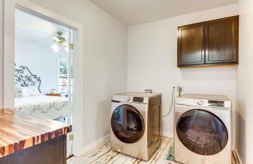 Walk to Downtown Shops and BBQ Home with Fenced Yard - Foto 22