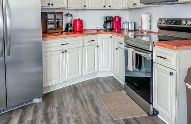 Peaceful Lydia Hide-O-Way - New Pool & Near Beach, Breakfast, Spa & Go-Karts! - Foto 35