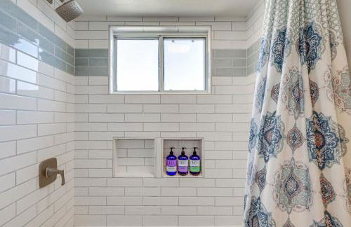 Clear Lake Gem on Canal with Dock Dogs Welcome! - Foto 23