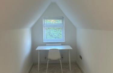 Contemporary detached house short train to London - Photo 26