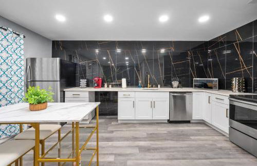 Chic Heights Retreat with Pool and Free Parking - Foto 11