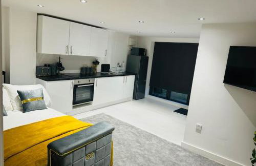 Perfect 1 Bed Apartment Sleeps 5 1 Kingsize bed 1 double Sofabed & Foldable Single bed Free Parking Wifi good transport network shopping Holiday Makers Families Contractors in North London - Photo 24