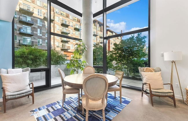 Airy and Open Corner Loft - 92 Walkscore - Photo 14