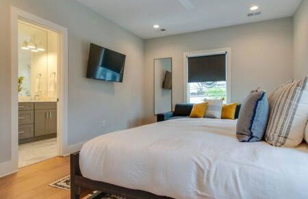 2 Homes, 7BR Rooftop Getaway In Trendy Town Near Downtown, 5 Mins to Nissan Stadium, Less than 10 Mins to Broadway, 24 Hr Hospitality, Great for Groups - Foto 38