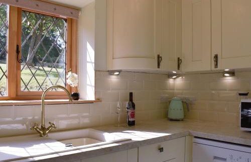 The Bee Hive - Photo 10