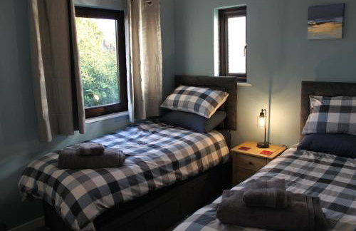 Superb Comfy 2 Bed House, Responsive & Caring Hosts Free WiFi & Parking, Close to MK Centre, Train Station, Santander, Network Rail by Webbhill Stays - Foto 28