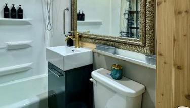 Comfy, Close to Downtown with Lake & Lift Bridge Views - Foto 2, towels, Shower