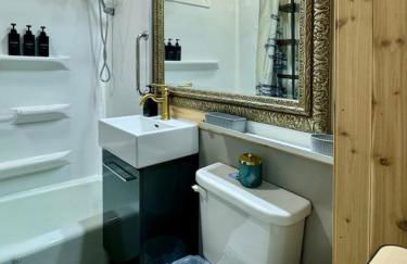 Comfy, Close to Downtown with Lake & Lift Bridge Views - Foto 2