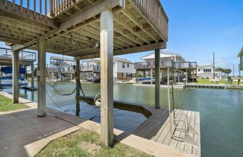 Stylish Home with game room, deck, and canal access - Foto 47