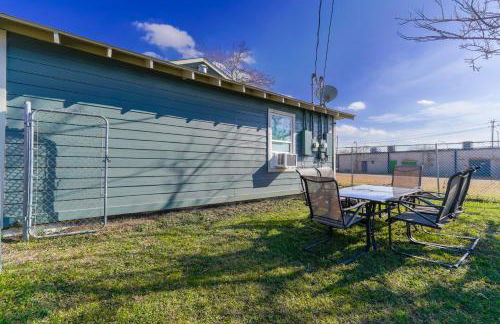 Cozy retreat minutes from stadiums - Photo 31