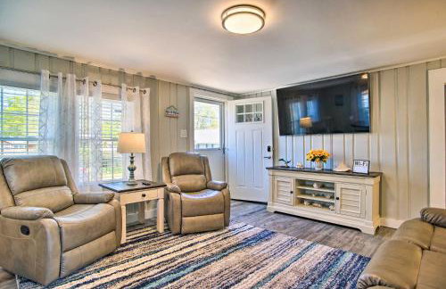 Walk to Swifts Beach! Classic Cottage with Deck - Foto 4