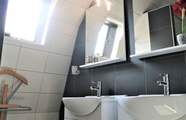 Wonderful Mansion in Giethoorn near Museum with Terrace - Photo 26