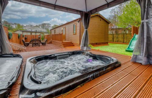 Family Luxury York Cabin Retreat with hot tub - Foto 1