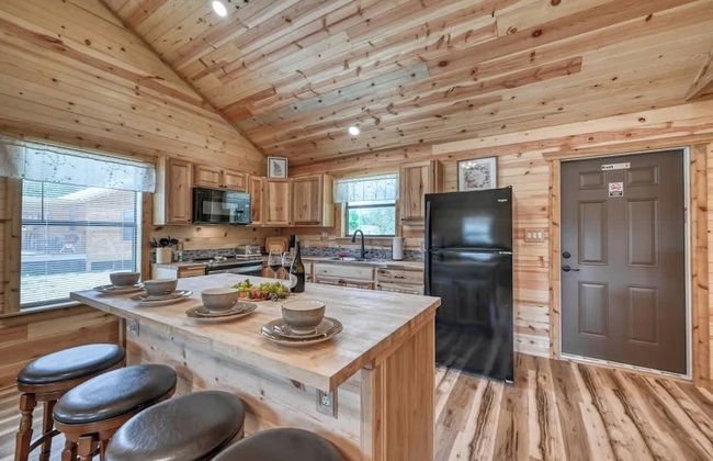 Cozy Cabin Firepit and Grill & 10 Mins to Main St - Foto 6