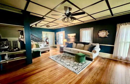 Classic Lakeside Estate Stay with Cozy Living Spaces & Outdoor Adventures in Kuttawa, Kentucky - Foto 4