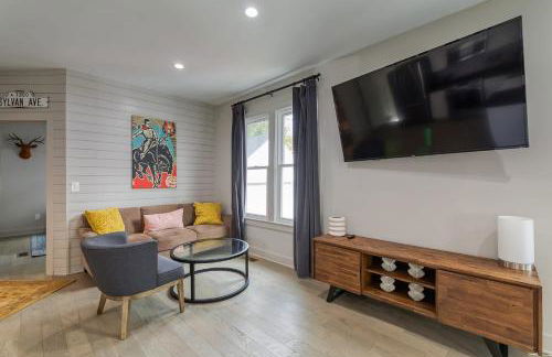 3 Bedroom Greek Revival Cottage Walk to Big House - Foto 2