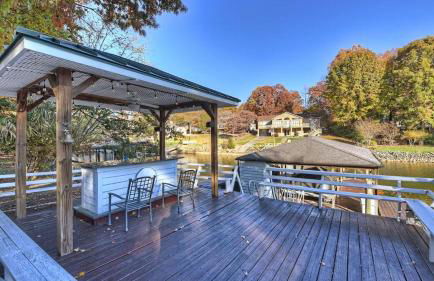 Lakefront Home Private Dock, Tiki Bar, Firepit Shore to Please by Avantstay - Foto 5