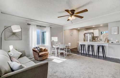 Newly Built 3BD Retreat w Mtn Views & Game Room - Foto 7