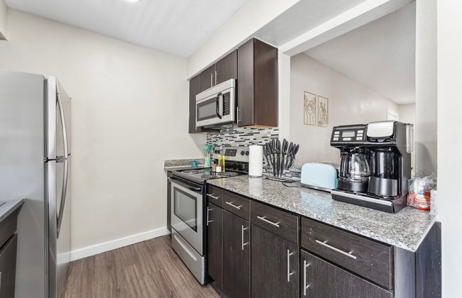 Spacious and Fun King Bed 2BR w Pool 5 Min to DT - Photo 4