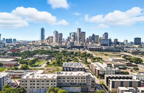 Skyline VIEWS, 5 mins to Downtown, Free Parking - Photo 29