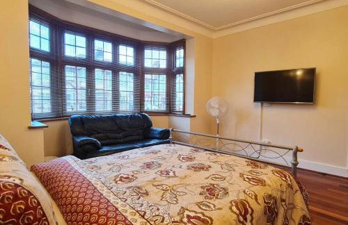 Luxury London House Sleeps x 16, Free Parking, Free Wifi, Garden Patio, Close to tube line easy access to Central London - Foto 46