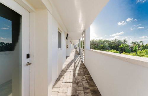 Boca Beachside 2BR 2BA with Pool and Balcony Steps to Sand - Foto 49