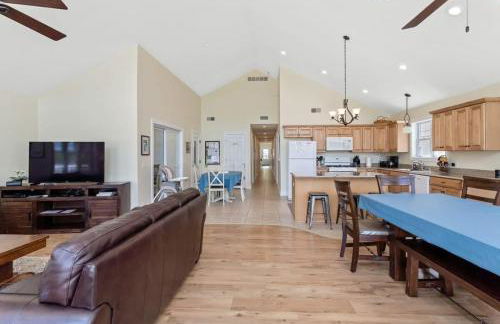 Expansive Lakefront Home with Private Dock - Foto 27