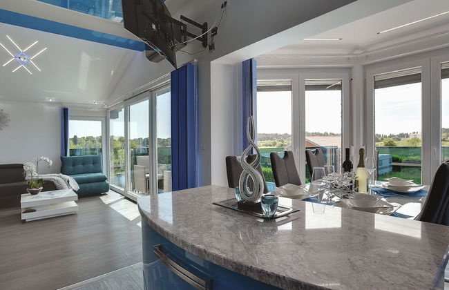 Modern Villa With Private Pool Consisting of 2 Apartments Near the Beach - Photo 31