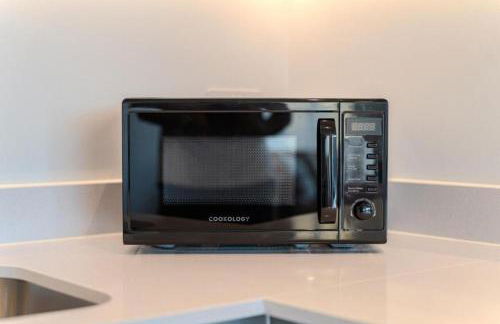 Luxuary 2BR Apt Sleeps 9, Wembley and Park Views - Photo 14