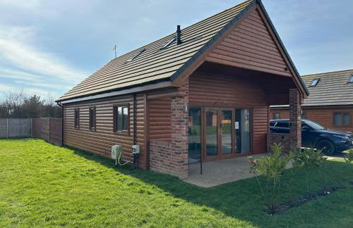 32 Cherry-Lodge-Tranquil-Hot Tub-Fishing Lake-7m to beach - Foto 1