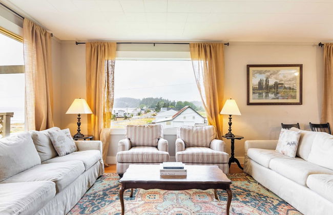 Private Beach Access + Water Views! Sleeps 18, Historic 6bdr Farmhouse w/ Deck - Foto 10