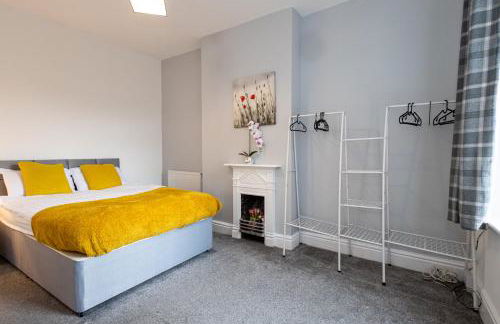 Cheadle village - Photo 41