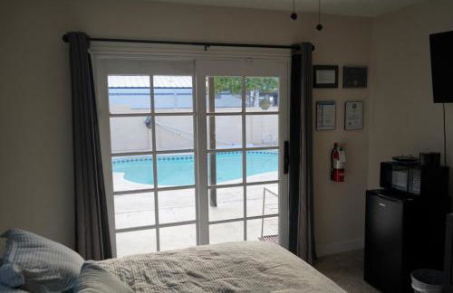 Chic 1 bedroom quiet and private side apt No shared area - Photo 7